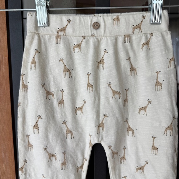 Rylee + Cru Slouch Pants Giraffes print beige leggings toddler boy neutral baby - Picture 3 of 6